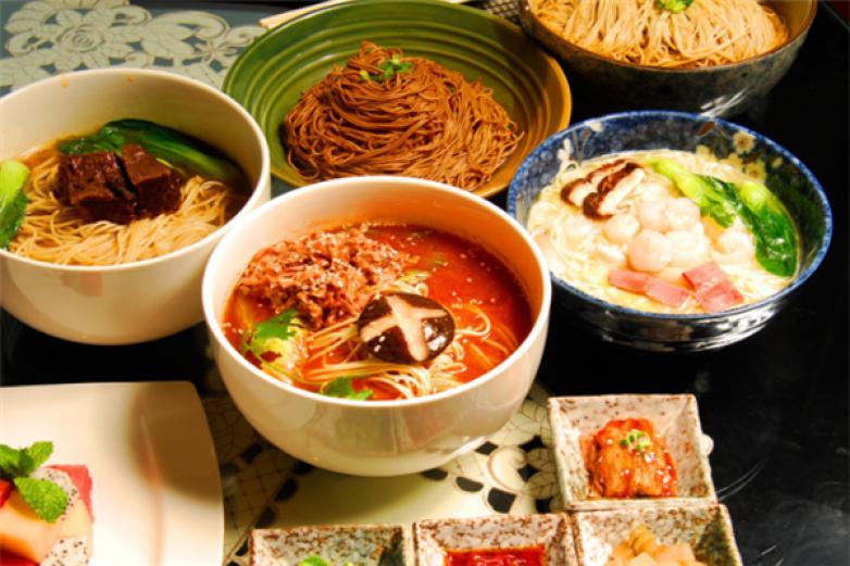 大男人煮义快餐